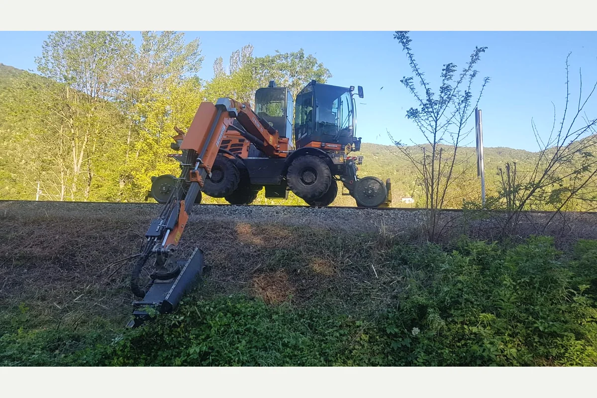 Energreen · s1500 · macchine multiuso · strada rotaia — Vista del mezzo — CAB Noleggio Mezzi Speciali