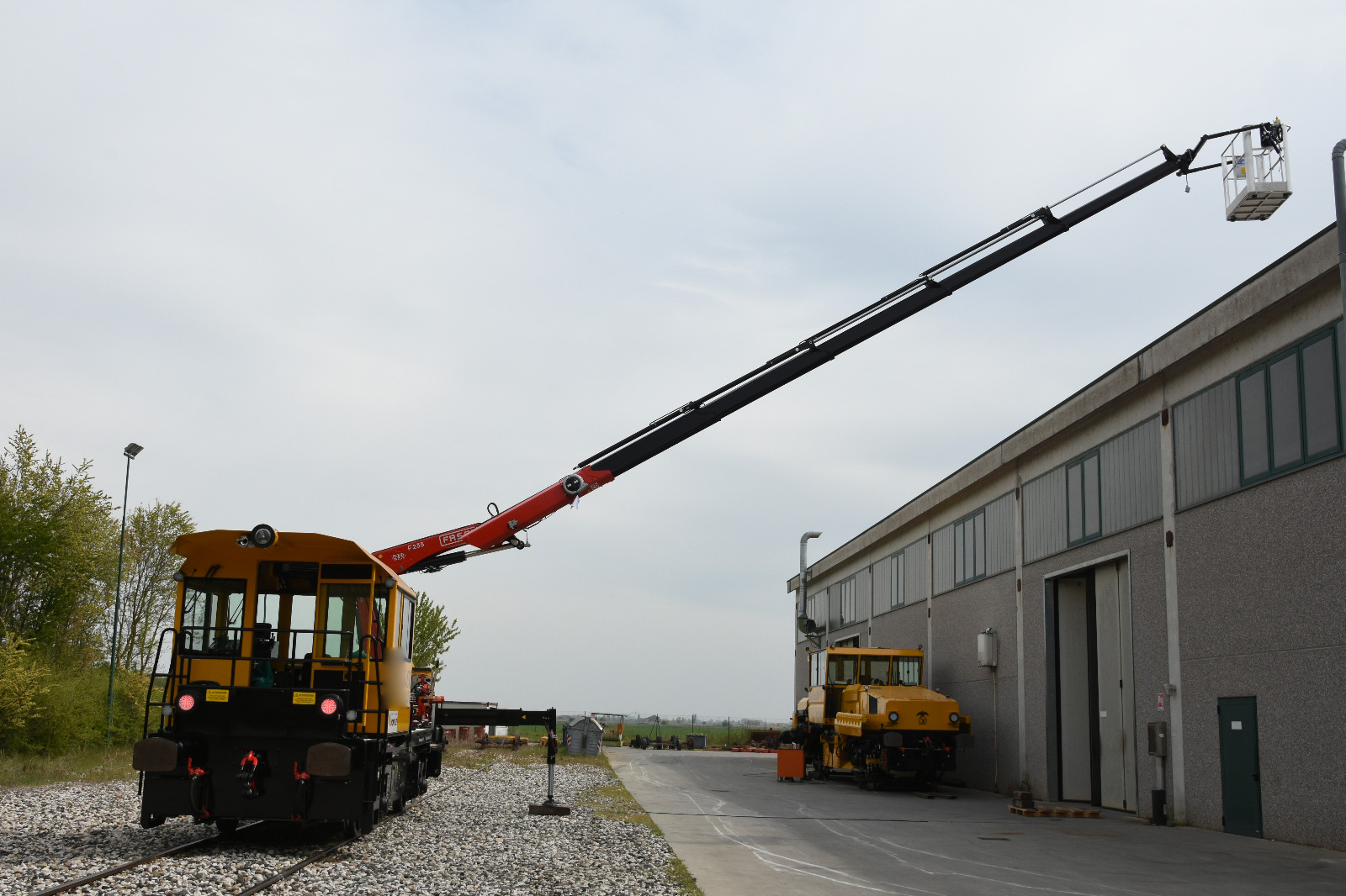 Motocarrello con cestello · SU ROTAIA — Vista del mezzo — CAB Noleggio Mezzi Speciali