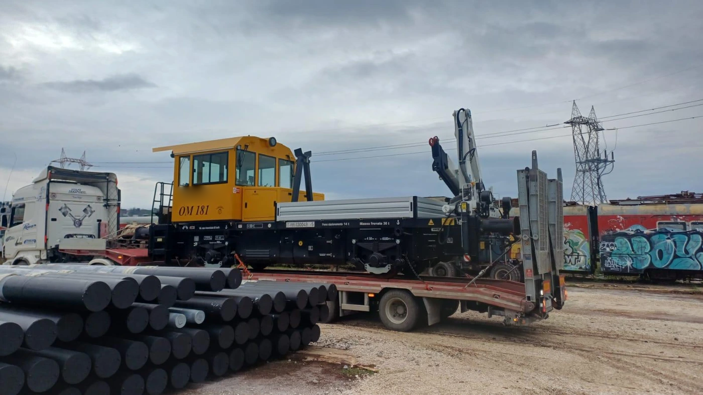 OM181 motocarrello ferroviario con caricatore, vista laterale completa sul pianale di trasporto