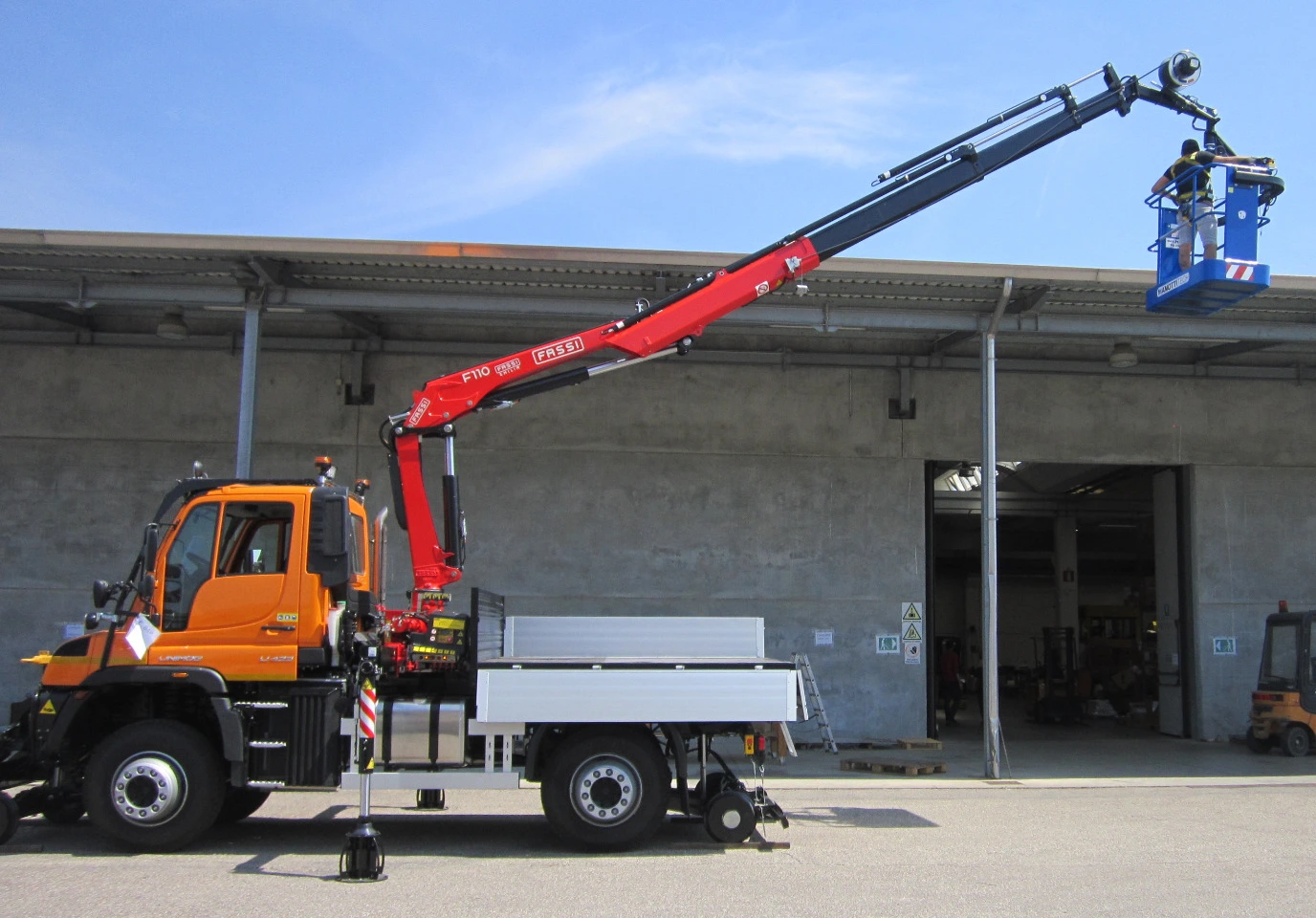 Unimog U423 con caricatore e piattaforma aerea, vista laterale completa