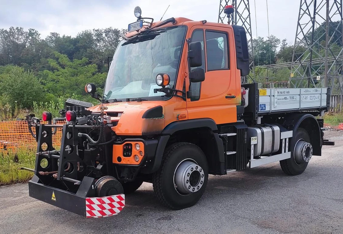 Unimog U423 strada-rotaia con cassone ribaltabile, vista frontale